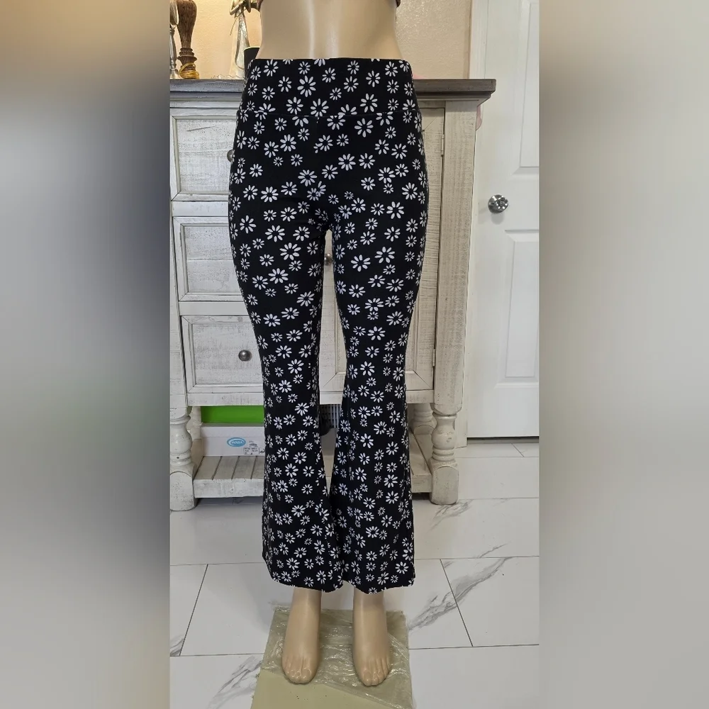 No Boundaries Black Daisy Print Flare Pants - Picture 2 of 7